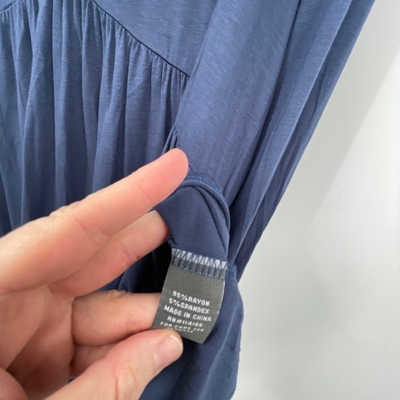 89th & Madison Shibori Blue caged v neck stretch long  sleeve top 2X - Picture 5 of 7